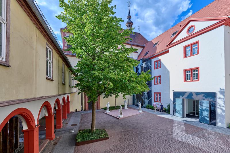 Der gemeinsame Arkadenhof von Kunsthalle Jesuitenkirche und Christian Schad Museum