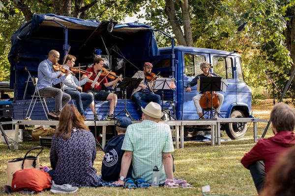 Der Blaue Eumel aus Würzburg zeigt Theater und musikalische Einlagen im Oldtimer