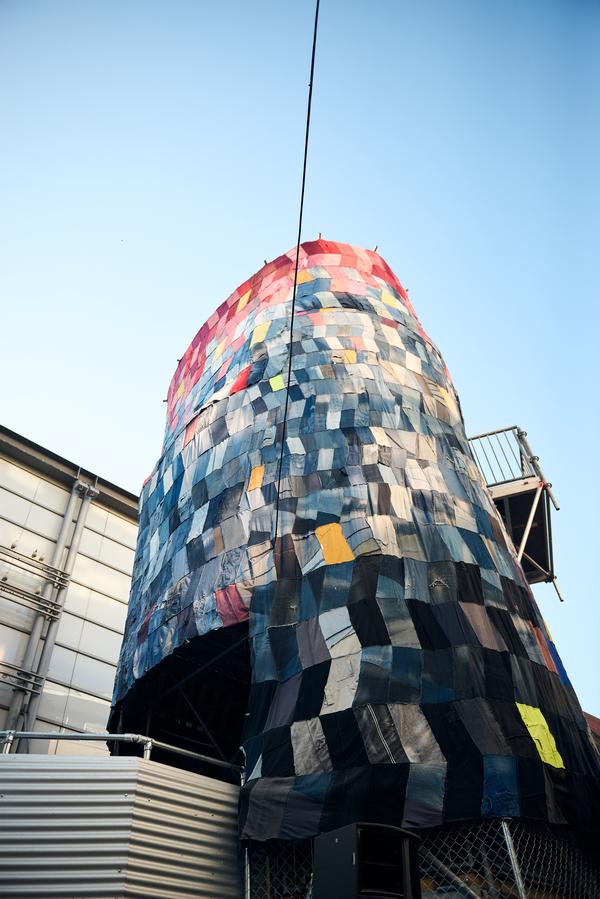 Der Förderturm von raumlaborberlin sorgt für Aufsehen