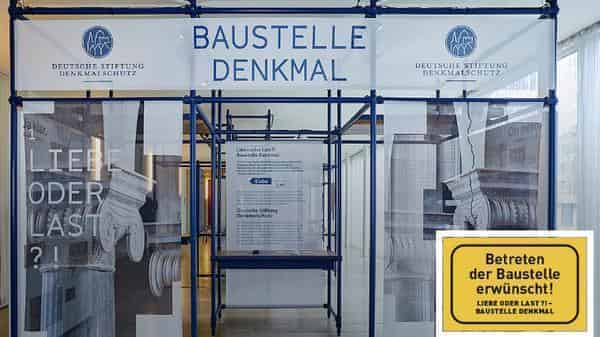 Eingangstor zur Ausstellung "Liebe oder Last?! Baustelle Denkmal" der Deutschen Stiftung Denkmalschutz