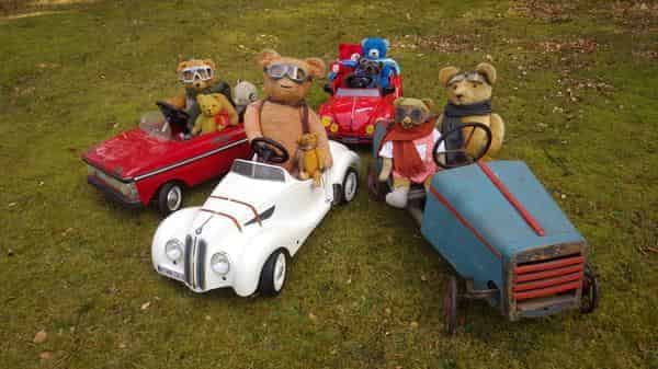 Teddybären in Tretautos