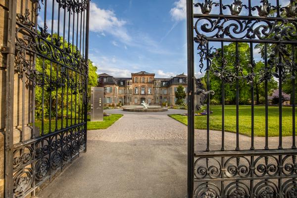 Bayreuth, Schloss Fantaisie, Park, Nördliches Parterre, Blick durch das halb geöffnete Tor auf die Südfassade