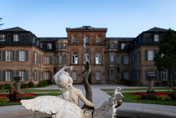 Bayreuth, Schloss Fantasie, Brunnen vor der Nordfassade (Detail)