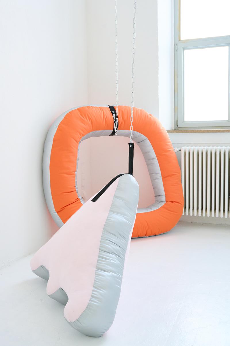 Diana Galli: Orangenes Objekt groß und Rosa Objekt, beide 2024/2025, Mixed-Media
