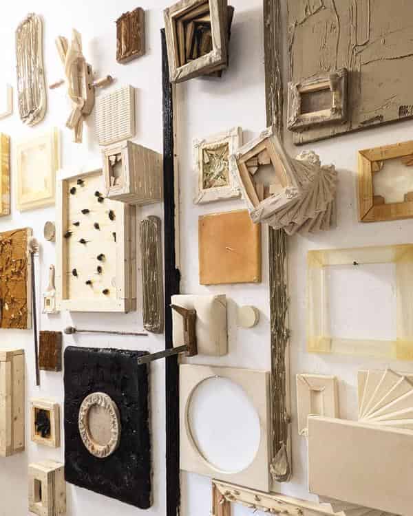 Adrian Wald, Entropie, Wandinstallation aus 50 Arbeiten im Cluster, Ölfarbe, Holz, Leinwand, Epoxidharz, Leim, Schrauben, Klemmen, Pinsel, Malstöcke, Dammarharzdose, Wasserwaagenlibellen, 2020-2021