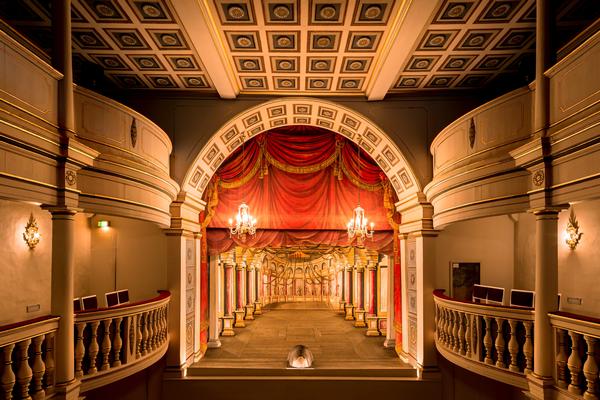Die Bühne des Ekhof-Theaters, deren historische Bühnenmaschinerie beim Ekhof-Festival zum Einsatz kommt