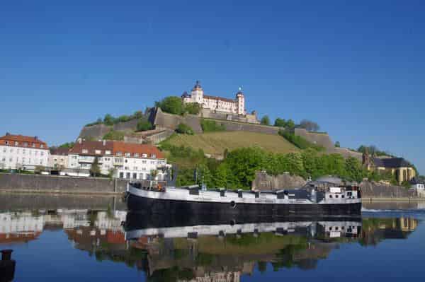 Die einzige schwimmende Galerie Deutschlands, die ARTE NOAH des Kunstvereins Würzburg e.V. im Kulturhafen Würzburg. 