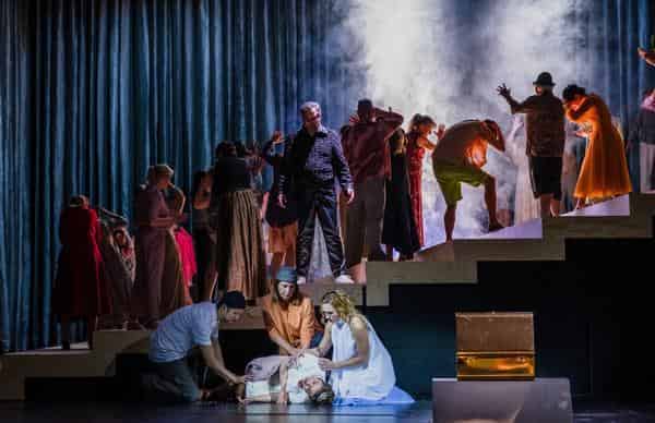 Die liegende Bertalda (Olena Tokar) umringt von Undine (Olga Jelínková, re), den Eltern Tobias (Sejong Chang) und Marthe (Karin Lovelius), dhinter stehend Ritter Hugo (Matthias Stier)