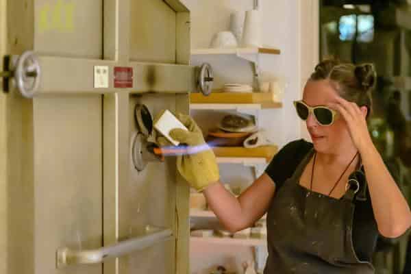 Die Künstlerin Christiane Toewe bei der Arbeit