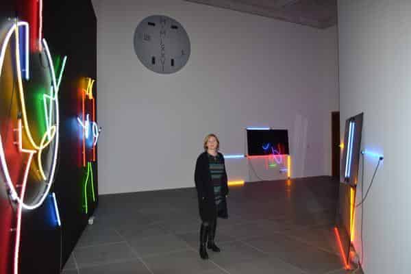 Dr. Simone Schimpf in der Keith Sonnier Ausstellung