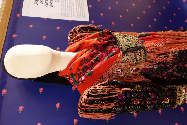 Die Wanderausstellung „Was zieh ich nur an? Unterfranken zwischen Trends und Tradition“