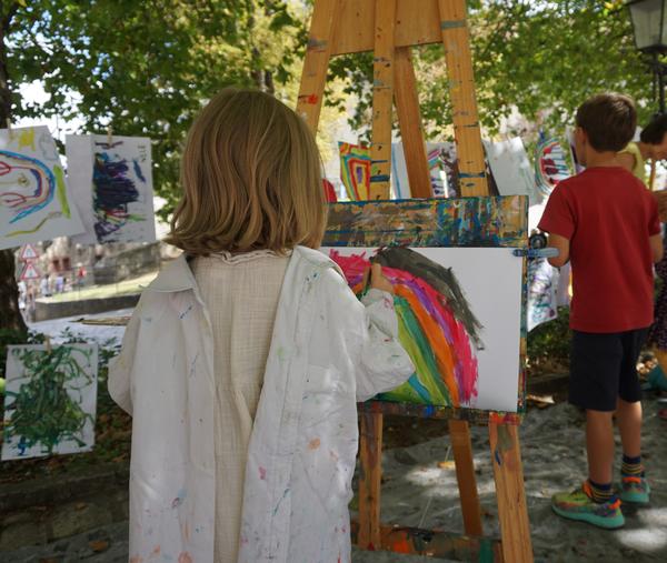 Malen an der Staffelei auf dem Museumsfest des Museums für Franken