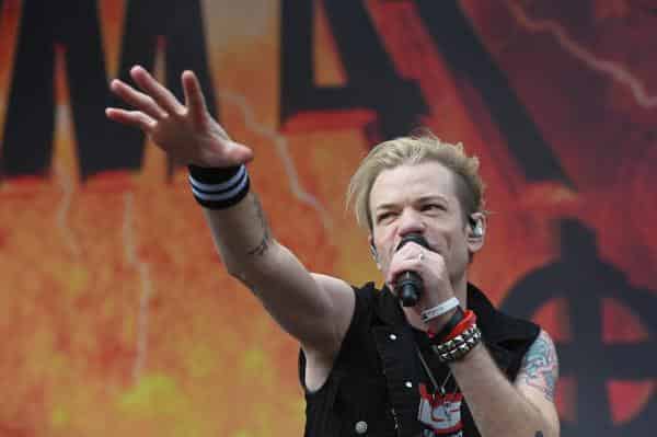 Sum 41 um Frontmann Deryck Whibley - was für ein Brett so kurz nach dem Mittagessen!