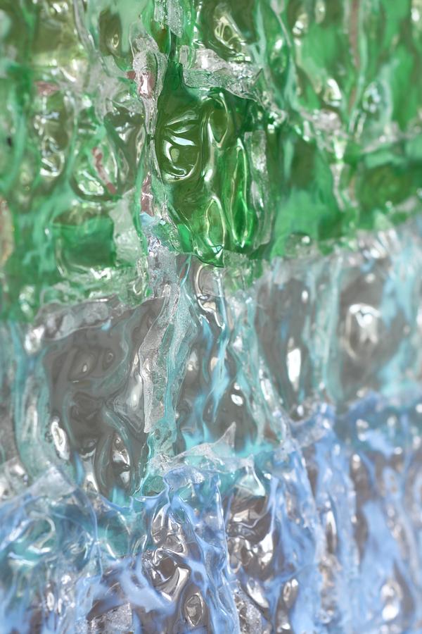 In ihren Arbeiten erhalten geschmolzene Verpackungsmaterialien aus Kunststoff eine nie dagewesene Schönheit: transparent wie Glas und mit der faszinierenden Anmutung und harmonischen Farbgebung eines gemalten Werkes