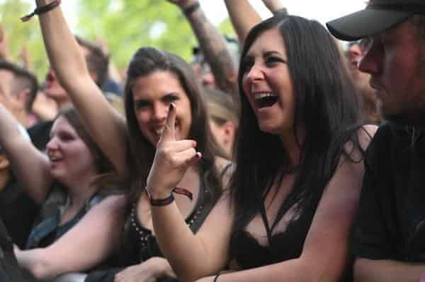 Feiernde Ladies in Reihe 1. Das mögen Steel Panther. Und die Ladies offensichtlich auch