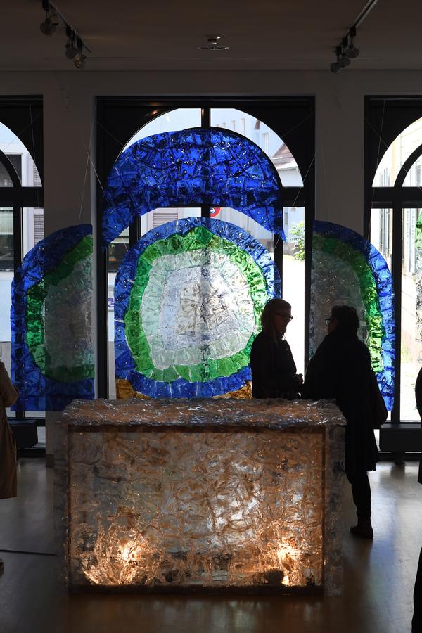 Das recycelte Plastikflaschen das Zeug dazu haben, selbst sakralen Räumen eine zeitgemässe Fassung zu geben, beweist Charlotte Payet mit dieser Installation