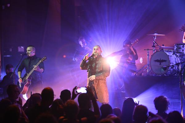 Mono Inc. und Frontmann Martin Engler begeistern das ausverkaufte Bayreuther Zentrum
