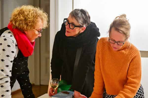 Die Vorstandmitglieder Barbara Kahle, Rosa Brunner und Maren Jensen im Gespräch anlässlich der Ausstellung "FOLL0W ME - Irene Wedell" im Dezember 2022 in der Stadtgalerie Villa Dessauer 