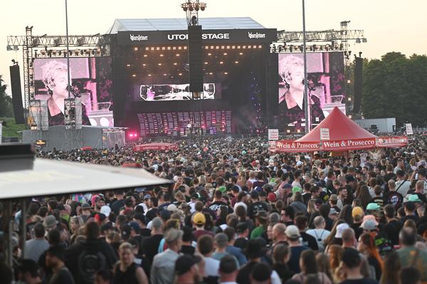 Volle Hütte bei Green Day auf der Mainstage. 30 Jahre und kein bisschen müde präsentierten sich die Alt-Punks