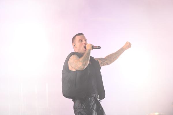 Winston McCall und Parkway Drive erschütterten die Mandora-Stage ins Mark: Pyrotechnik ist kein Verbrechen! Aber laut....