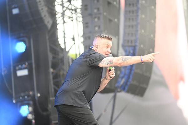Dropkick Murphys-Frontmann Ken Casey präsentierte sich bestens gelaunt. Crowdsurfing inklusive.
