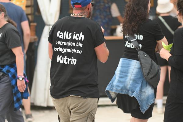 Katrin weiß Bescheid! Dieses badisch-württembergische frisch gebackene Ehepaar verbrachte seine Flitterwochen bei Rock im Park. Vorsichtsmaßnahmen inklusive