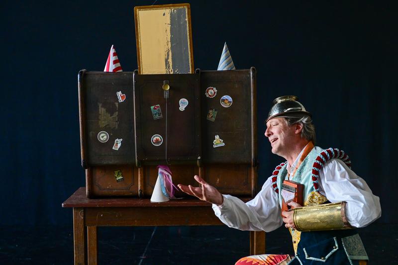 Das Theater Hof zeigt „Don Quijote - eine Oper aus dem Koffer“