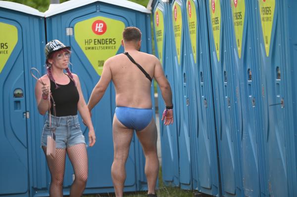 Kann man so machen, muss man nicht. Aber praktisch ist diese Art Festival-Mode allemal. Um es mit den Ärzten zu sagen: Sommer, Palmen, Sonnenschein, was kann schöner sein....