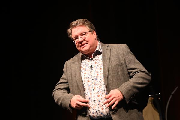 Helmut Schleich, hier im Zentrum in Bayreuth, überzeugt nicht nur in seiner Paraderolle als Franz-Josef Strauß