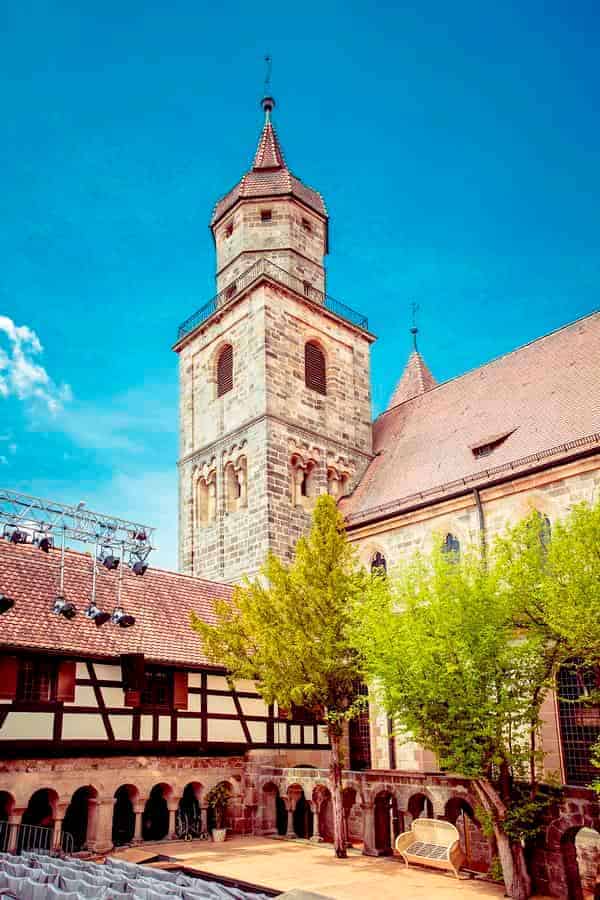 Kreuzgang-Bühne mit Stiftskirche am Tag