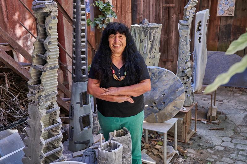Claudia Endres im Innenhof ihres Ateliers in Nürnberg-Gostenhof
