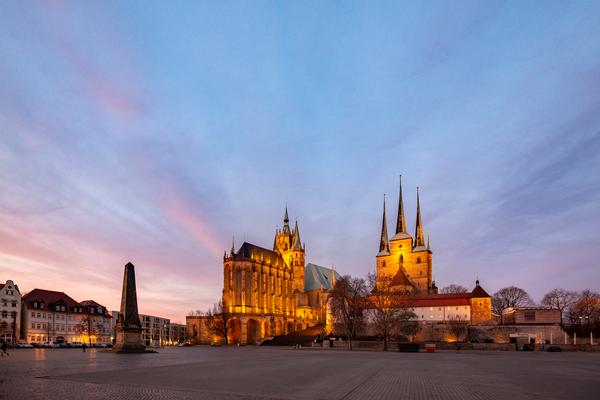 Erfurter Domplatz mit Obelisk im Vordergrund, Mariendom und Severikirche im Hintergrund