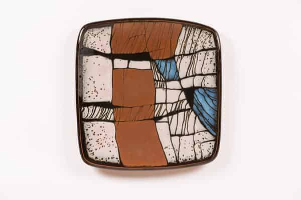 Elly und Wilhelm Kuch, Schale, 1986, Steinzeug, Überformung, Bemalung mit Glasuren-Wachsausspartechnik, 46 x 46 cm