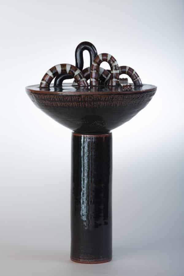 Elly und Wilhelm Kuch, Keramische Plastik, 1965, Steinzeug, Montage aus Tonplatten, eisenschwarze Glasur, bemalte Tonstreifen, H. 62 cm mit Sockel