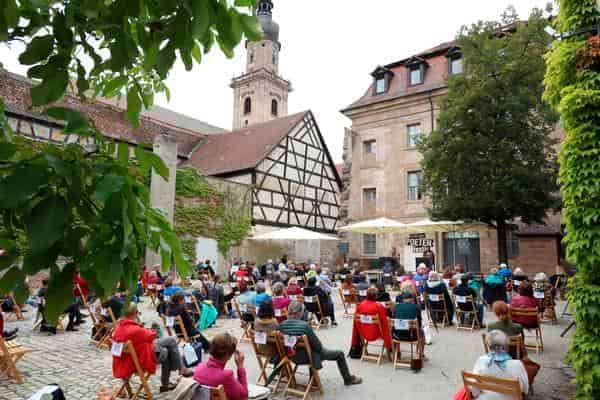 Lesung und Gespräch mit Maike Albath im Innenhof des Stadtmuseums (2020)