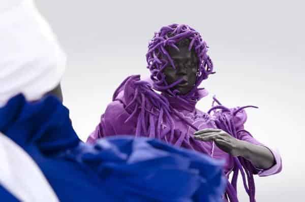 Mary Sibande, A Reversed Retrogress: Scene 1 (The Purple Shall Govern), Detail, 2013, Fiberglas, Harz, Gewebe und Stahl, 180 x 120 x 120 cm