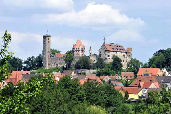 „Abenberger Turmgeschichten“ verzaubern die Nacht am 18. September, wenn internationale Erzähler*innen zum Flanieren um die Burg Abenberg einladen. 