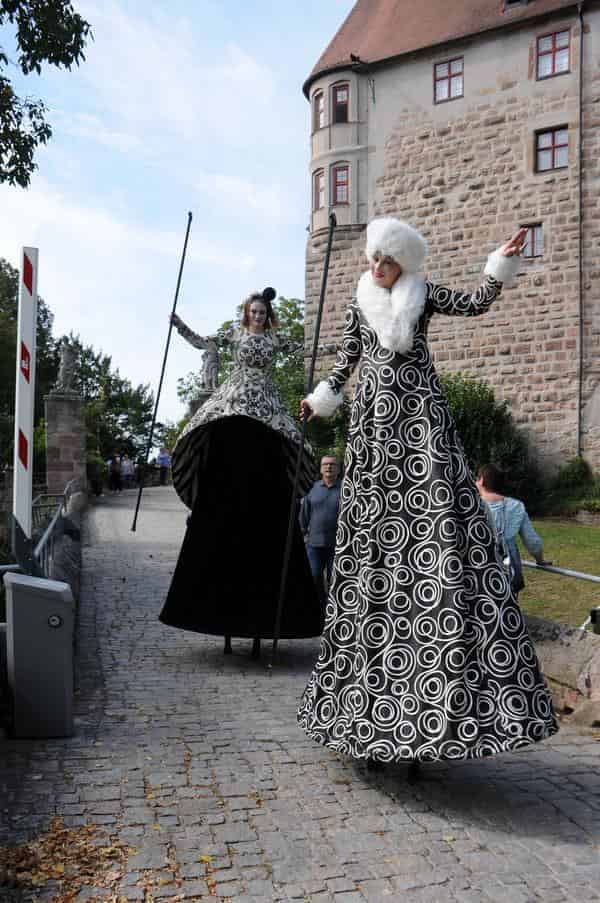 Das Stelzentheater „Die Stelzer“ begrüßt die Gäste zum zweiten Erzählfestival auf Burg Abenberg. Mit ihren langen Stelzen sorgen sie für den nötigen Abstand. 
