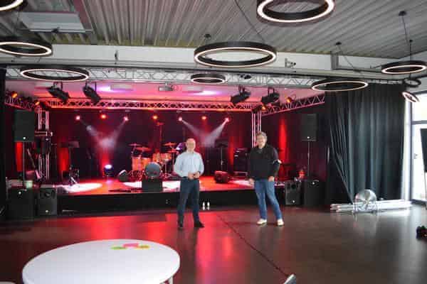 Guido Reuter und Oliver Will (Kulturamt Bamberg) vor der Bühne