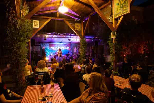 Die Biergarten-Bühne des Z-baus ist auch wieder eröffnet