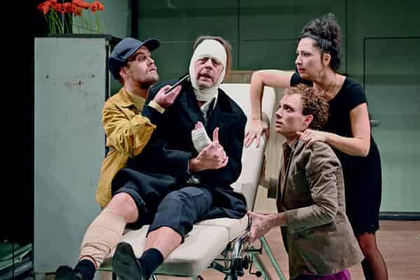 Szene aus Joe Ortons „Beute“ am Bamberger ETA Hoffmann Theater