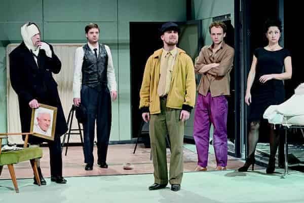 Szene aus Joe Ortons „Beute“ am Bamberger ETA Hoffmann Theater