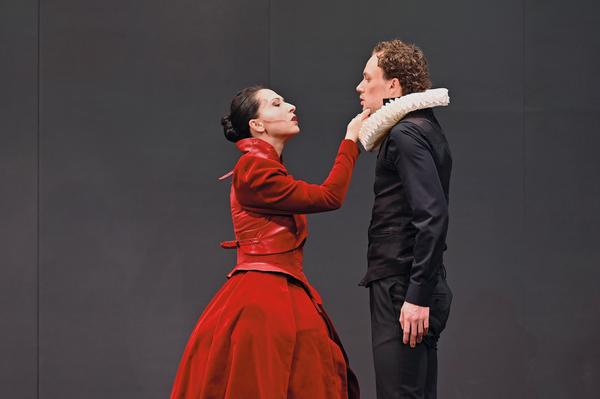 Maria Stuart feierte am 16.03.2024 Premiere am ETA Hoffmann Theater Bamberg, v.li. Alina Rank, Leon Tölle