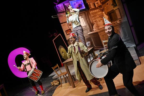 „Die Eingeborenen von Trizonesien“ am ETA Hoffmann Theater Bamberg, v.li. Eric Wehlan, Stefan Herrmann, Magdalena Helmig, Marek Egert