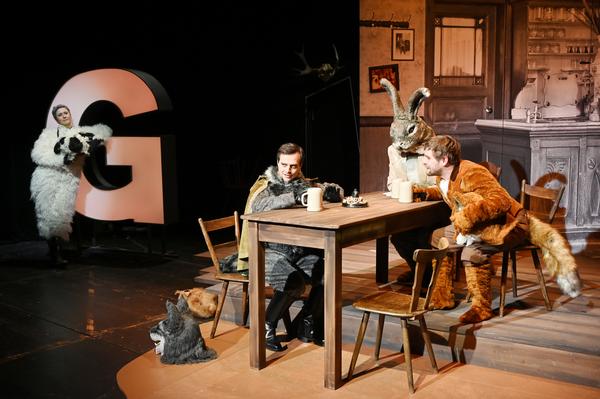 „Die Eingeborenen von Trizonesien“ am ETA Hoffmann Theater Bamberg, v.li. Magdalena Helmig, Stefan Herrmann, Marek Egert, Eric Wehlan