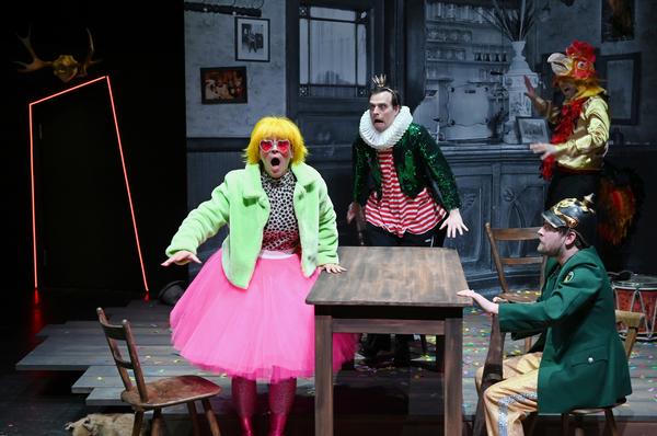 „Die Eingeborenen von Trizonesien“ am ETA Hoffmann Theater Bamberg, v.li. Magdalena Helmig, Stefan Herrmann, Eric Wehlan, Marek Egert