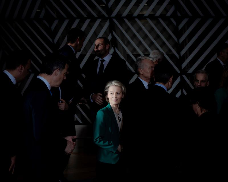 EU-Kommissionspräsidentin Ursula von der Leyen während eines Gruppenfotos mit verschiedenen Staats- und Regierungschefs im Rahmen eines EUCO Summits in Brüssel (22.02.2024)