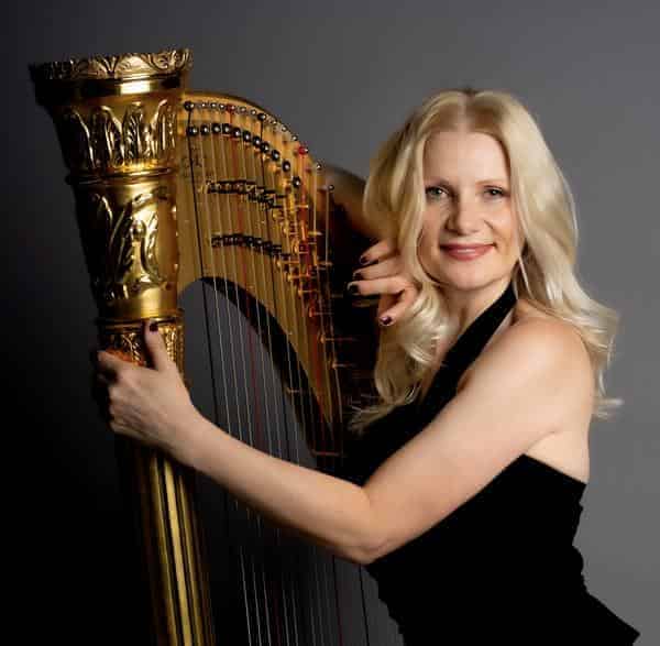 Evelyn Huber an der Harfe.
