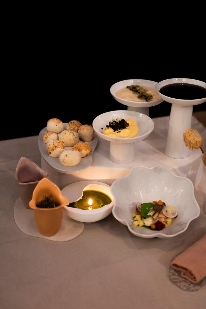 Faktorei2- Blütenkelch, Celine Weller; Kerzengefäß, Alihan Dobo; Tischlandschaft (Podest, Vase, Lochplatte), Anna Schönberger; Dip-Landschaft, Jia Xiang Qiang, Porzellan; Bowl, Gabriele Hergert, Porzellan