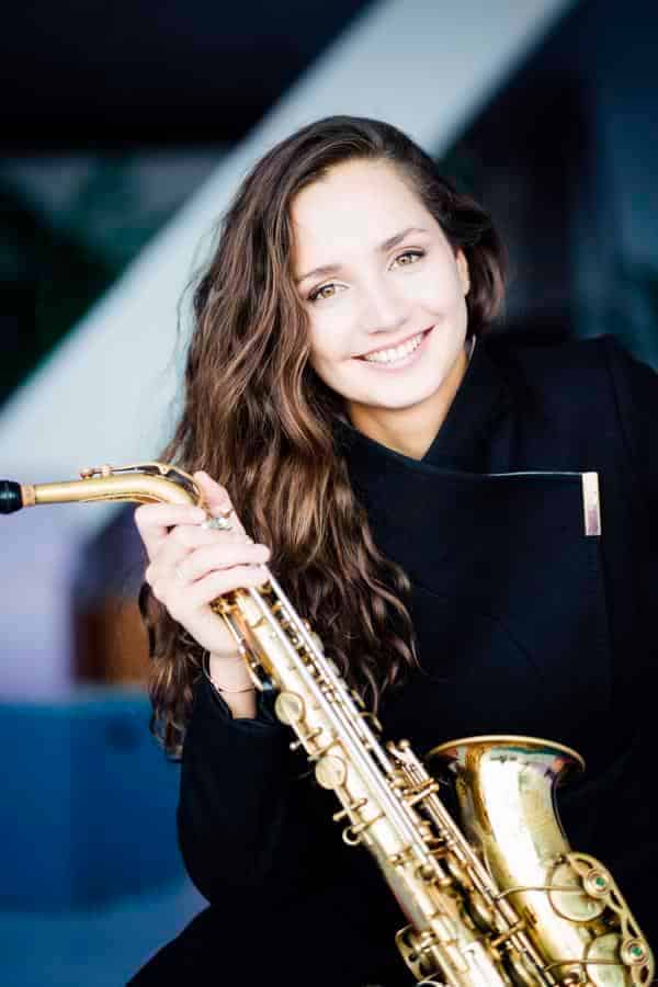 Asya Fateyeva, Saxofon